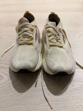 Brooks Women's Glycerin 21 in Cream with Light Pink Accents